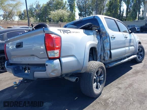 2019 Toyota Tacoma SR5 z VIN 3TMAZ5CN1KM099779, wystawiony jako IAAI lot #42687831 z przebiegiem 99 997 mil mil oraz . Historia ofert i sprzedaży dostępna na DreamBid. Obrazek 4.