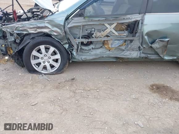 2007 Toyota Camry XLE z VIN JTNBE46K173028081, wystawiony jako IAAI lot #43234560 z przebiegiem 196 803 mil mil oraz . Historia ofert i sprzedaży dostępna na DreamBid. Obrazek 6.