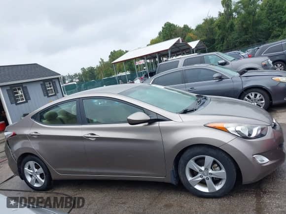 2013 Hyundai Elantra GLS z VIN 5NPDH4AE9DH179160, wystawiony jako IAAI lot #43184155 z przebiegiem 38 866 mil mil oraz . Historia ofert i sprzedaży dostępna na DreamBid. Obrazek 12.