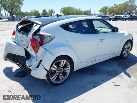 2013 Hyundai Veloster w/Gray Int z VIN KMHTC6ADXDU119323, wystawiony jako IAAI lot #41803517 z przebiegiem 100 709 mil mil oraz . Historia ofert i sprzedaży dostępna na DreamBid. Obrazek 4.