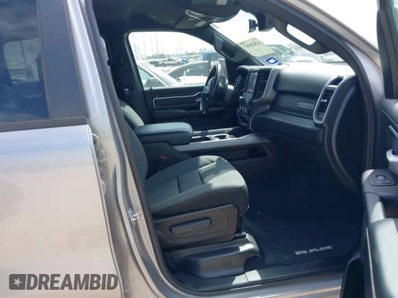 2022 Ram 1500 Big Horn z VIN 1C6RREFT2NN253608, wystawiony jako IAAI lot #42020587 z przebiegiem 44 509 mil mil oraz . Historia ofert i sprzedaży dostępna na DreamBid. Obrazek 5.