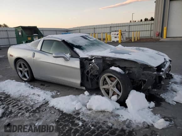 2011 Chevrolet Corvette 2LT z VIN 1G1YF2DWXB5112489, wystawiony jako Copart lot #44783725 z przebiegiem Nie podano mil oraz Szkoda całkowita • Salvage title. Historia ofert i sprzedaży dostępna na DreamBid. Obrazek 4.