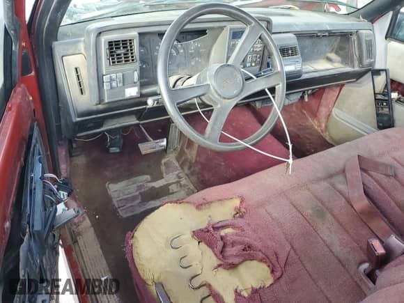 1989 GMC Sierra 1500 z VIN 1GTDC14K5KE501207, wystawiony jako Copart lot #82004945 z przebiegiem 59 412 mil mil oraz Szkoda całkowita • Salvage title. Historia ofert i sprzedaży dostępna na DreamBid. Obrazek 8.