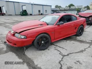 1996 Ford Mustang GT z VIN 1FALP42X4TF131093, wystawiony jako Copart lot #61013915 z przebiegiem 158 297 mil mil oraz Szkoda całkowita • Salvage title. Historia ofert i sprzedaży dostępna na DreamBid. Obrazek 1.