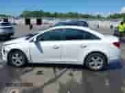 2011 Chevrolet Cruze 1LT z VIN 1G1PF5S92B7295384, wystawiony jako IAAI lot #42702224 z przebiegiem 143 042 mil mil oraz . Historia ofert i sprzedaży dostępna na DreamBid. Obrazek 14.