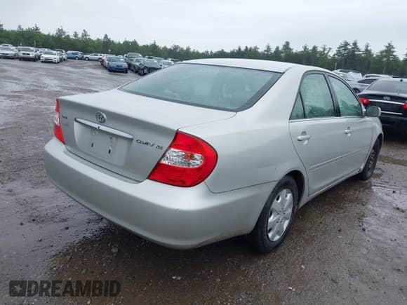 2002 Toyota Camry LE z VIN 4T1BE30K92U612119, wystawiony jako IAAI lot #43035813 z przebiegiem 228 576 mil mil oraz . Historia ofert i sprzedaży dostępna na DreamBid. Obrazek 4.