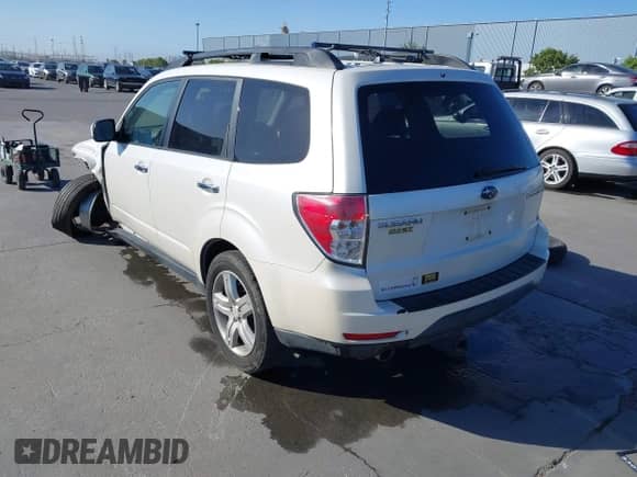 2009 Subaru Forester X with VIN JF2SH63619H758501, listed as a IAAI auction lot 42303581 with 207,078 mi miles and . Bid and sale history available at DreamBid. Image 3.