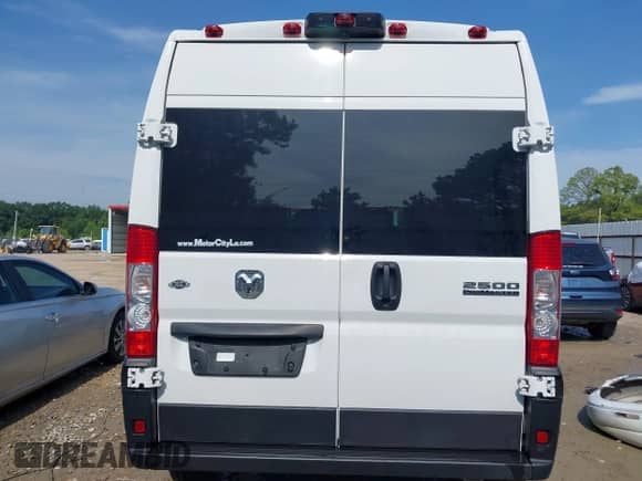 2023 Ram ProMaster Cargo z VIN 3C6LRVDG0PE579278, wystawiony jako IAAI lot #42852620 z przebiegiem 29 144 mil mil oraz . Historia ofert i sprzedaży dostępna na DreamBid. Obrazek 16.