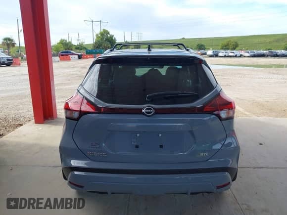 2023 Nissan Kicks SR z VIN 3N1CP5DV6PL521803, wystawiony jako IAAI lot #43279268 z przebiegiem 27 411 mil mil oraz . Historia ofert i sprzedaży dostępna na DreamBid. Obrazek 16.