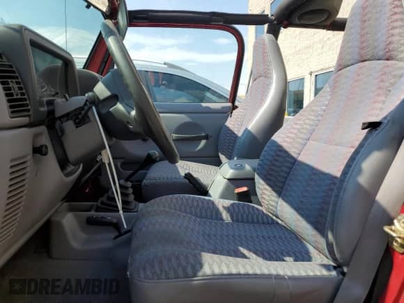 1998 Jeep Wrangler Sport z VIN 1J4FY19S9WP761133, wystawiony jako Copart lot #65012245 z przebiegiem 200 759 mil mil oraz Szkoda całkowita • Salvage title. Historia ofert i sprzedaży dostępna na DreamBid. Obrazek 7.