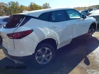 2024 Chevrolet Blazer LT z VIN 3GNKBCR46RS161153, wystawiony jako IAAI lot #43515792 z przebiegiem 22 721 mil mil oraz . Historia ofert i sprzedaży dostępna na DreamBid. Obrazek 4.