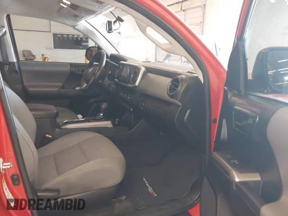 2017 Toyota Tacoma SR5 z VIN 3TMAZ5CN4HM037804, wystawiony jako IAAI lot #43407058 z przebiegiem 119 886 mil mil oraz . Historia ofert i sprzedaży dostępna na DreamBid. Obrazek 5.