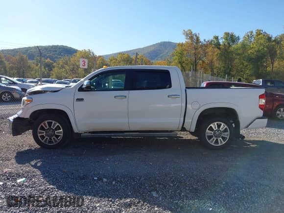 2019 Toyota Tundra SR5 с VIN 5TFAY5F10KX794700, выставлен на аукционе IAAI как лот 43403599 с пробегом 95 983 миль миль и . История ставок и продаж доступна на DreamBid. Изображение 14.