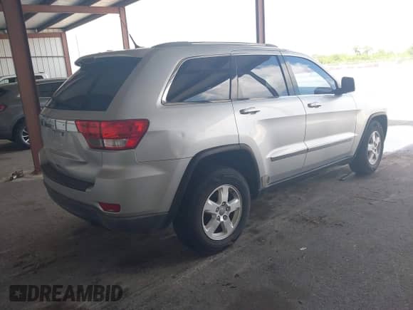 2011 Jeep Grand Cherokee Laredo z VIN 1J4RS4GG6BC524387, wystawiony jako IAAI lot #43177439 z przebiegiem 136 475 mil mil oraz . Historia ofert i sprzedaży dostępna na DreamBid. Obrazek 4.