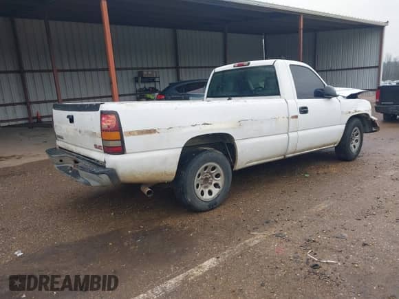 2005 GMC Sierra 1500 Work Truck z VIN 1GTEC14V15Z208030, wystawiony jako IAAI lot #41625004 z przebiegiem 340 630 mil mil oraz . Historia ofert i sprzedaży dostępna na DreamBid. Obrazek 4.