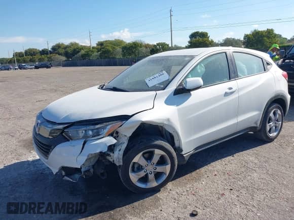 2020 Honda HR-V LX z VIN 3CZRU5H36LM702178, wystawiony jako IAAI lot #41882480 z przebiegiem 74 554 mil mil oraz . Historia ofert i sprzedaży dostępna na DreamBid. Obrazek 18.