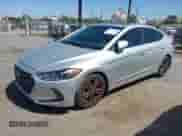 2017 Hyundai Elantra SE z VIN 5NPD84LF6HH194050, wystawiony jako IAAI lot #42551081 z przebiegiem 92 177 mil mil oraz . Historia ofert i sprzedaży dostępna na DreamBid. Obrazek 2.