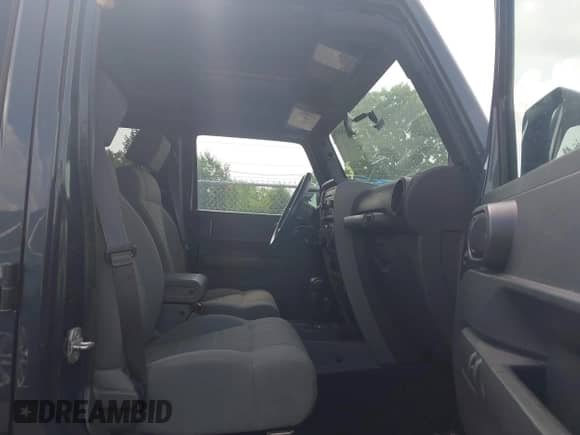 2007 Jeep Wrangler Unlimited Sahara z VIN 1J4GA591X7L117415, wystawiony jako IAAI lot #42509979 z przebiegiem 96 192 mil mil oraz . Historia ofert i sprzedaży dostępna na DreamBid. Obrazek 5.