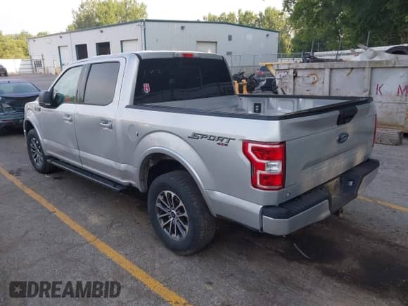 2019 Ford F-150 XLT z VIN 1FTEW1EP6KKD95650, wystawiony jako IAAI lot #42834163 z przebiegiem 100 460 mil mil oraz . Historia ofert i sprzedaży dostępna na DreamBid. Obrazek 3.