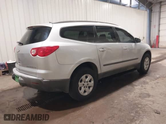 2010 Chevrolet Traverse LS z VIN 1GNLREED4AS105102, wystawiony jako IAAI lot #42628180 z przebiegiem 213 124 mil mil oraz . Historia ofert i sprzedaży dostępna na DreamBid. Obrazek 4.