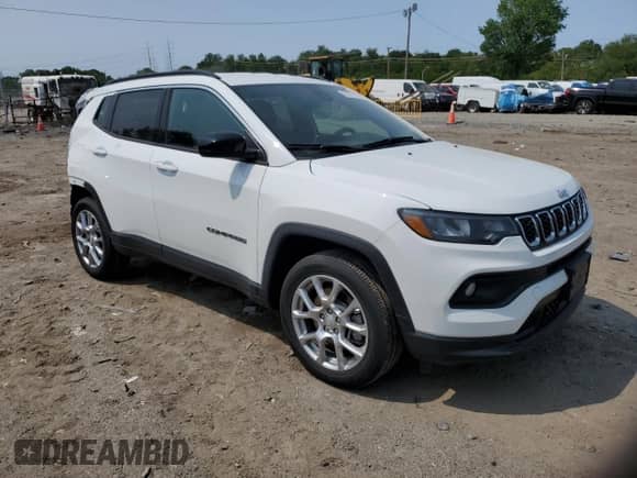 2024 Jeep Compass Latitude Lux с VIN 3C4NJDFN5RT150215, выставлен на аукционе Copart как лот 59351175 с пробегом 11 295 миль миль и Списание • Salvage title. История ставок и продаж доступна на DreamBid. Изображение 4.