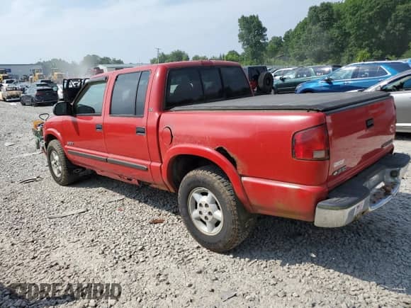 2001 Chevrolet S-10 LS with VIN 1GCDT13W71K258259, listed as a Copart auction lot 60201065 with 177,444 mi miles and Salvage title. Bid and sale history available at DreamBid. Image 2.
