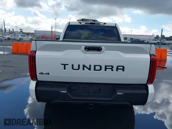 2024 Toyota Tundra Limited z VIN 5TFWA5DB9RX217552, wystawiony jako IAAI lot #41588555 z przebiegiem 3 216 mil mil oraz . Historia ofert i sprzedaży dostępna na DreamBid. Obrazek 16.