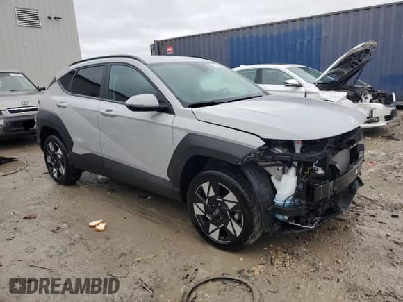 2024 Hyundai Kona SEL с VIN KM8HCCAB5RU093711, выставлен на аукционе Copart как лот 77891294 с пробегом 6 111 миль миль и Списание • Salvage title. История ставок и продаж доступна на DreamBid. Изображение 4.