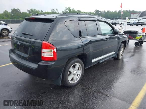 2010 Jeep Compass Sport z VIN 1J4NT1FB6AD638222, wystawiony jako IAAI lot #42076051 z przebiegiem 201 986 mil mil oraz . Historia ofert i sprzedaży dostępna na DreamBid. Obrazek 4.
