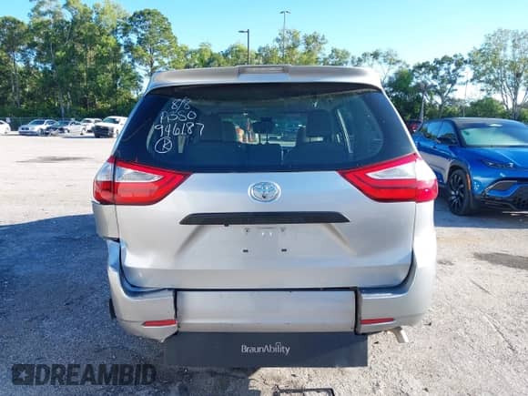 2018 Toyota Sienna L with VIN 5TDZZ3DC1JS946187, listed as a IAAI auction lot 43019772 with 185,732 mi miles and . Bid and sale history available at DreamBid. Image 17.