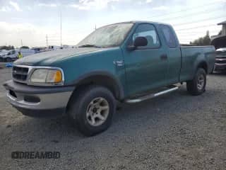1998 Ford F-150 с VIN 2FTZX18W1WCA10409, выставлен на аукционе Copart как лот 70587845 с пробегом 103 221 миль миль и Чистый • Clean title. История ставок и продаж доступна на DreamBid. Изображение 1.