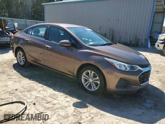 2019 Chevrolet Cruze LS z VIN 1G1BC5SM1K7137173, wystawiony jako Copart lot #85869465 z przebiegiem 136 425 mil mil oraz Szkoda całkowita • Salvage title. Historia ofert i sprzedaży dostępna na DreamBid. Obrazek 4.