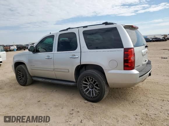 2010 Chevrolet Tahoe LT z VIN 1GNUKBE04AR241919, wystawiony jako Copart lot #84934165 z przebiegiem 174 122 mil mil oraz Czysty tytuł • Clean title. Historia ofert i sprzedaży dostępna na DreamBid. Obrazek 2.