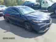 2021 Toyota Camry SE Nightshade z VIN 4T1G11AKXMU519763, wystawiony jako IAAI lot #43319480 z przebiegiem 97 862 mil mil oraz . Historia ofert i sprzedaży dostępna na DreamBid. Obrazek 1.