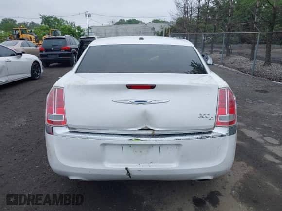 2011 Chrysler 300 C с VIN 2C3CA6CT5BH573675, выставлен на аукционе IAAI как лот 42524521 с пробегом Не указан миль и . История ставок и продаж доступна на DreamBid. Изображение 15.