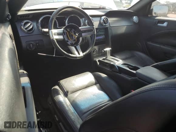 2007 Ford Mustang Deluxe z VIN 1ZVFT80N575258603, wystawiony jako Copart lot #82754695 z przebiegiem 111 800 mil mil oraz Czysty tytuł • Clean title. Historia ofert i sprzedaży dostępna na DreamBid. Obrazek 8.