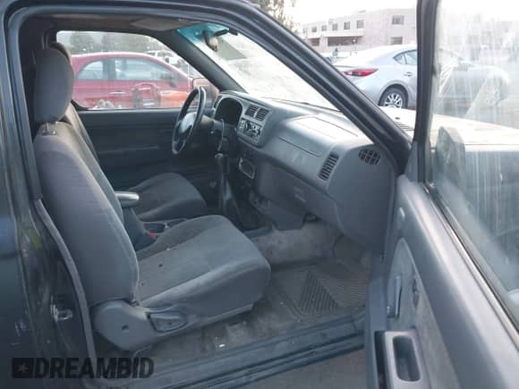 1998 Nissan Frontier XE z VIN 1N6DD26Y8WC345845, wystawiony jako IAAI lot #43314325 z przebiegiem 177 402 mil mil oraz . Historia ofert i sprzedaży dostępna na DreamBid. Obrazek 5.
