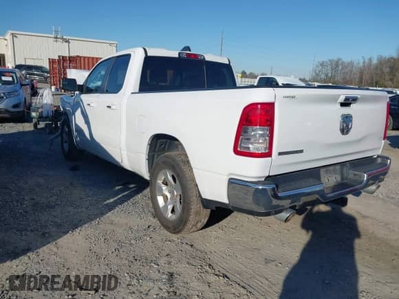 2020 Ram 1500 Big Horn z VIN 1C6RREBT8LN277897, wystawiony jako IAAI lot #41351006 z przebiegiem 50 155 mil mil oraz . Historia ofert i sprzedaży dostępna na DreamBid. Obrazek 3.