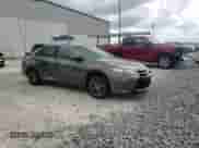 2015 Toyota Camry SE z VIN 4T1BF1FK3FU473992, wystawiony jako Copart lot #81214235 z przebiegiem 161 099 mil mil oraz Szkoda całkowita • Salvage title. Historia ofert i sprzedaży dostępna na DreamBid. Obrazek 13.