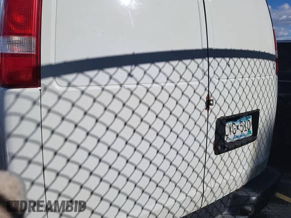 2017 Chevrolet Express Cargo z VIN 1GCWGAFF0H1325647, wystawiony jako IAAI lot #43558820 z przebiegiem 237 387 mil mil oraz . Historia ofert i sprzedaży dostępna na DreamBid. Obrazek 19.