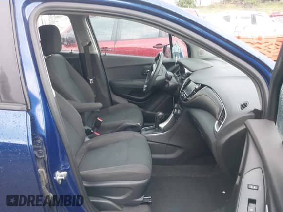 2017 Chevrolet Trax LS z VIN 3GNCJKSB6HL186542, wystawiony jako IAAI lot #42597857 z przebiegiem 107 275 mil mil oraz . Historia ofert i sprzedaży dostępna na DreamBid. Obrazek 5.