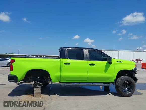 2022 Chevrolet Silverado 1500 RST z VIN 1GCUDEED7NZ585337, wystawiony jako IAAI lot #42092773 z przebiegiem 37 402 mil mil oraz . Historia ofert i sprzedaży dostępna na DreamBid. Obrazek 14.