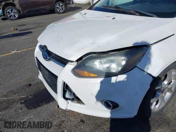 2014 Ford Focus Titanium z VIN 1FADP3N28EL112212, wystawiony jako IAAI lot #43448816 z przebiegiem 143 607 mil mil oraz . Historia ofert i sprzedaży dostępna na DreamBid. Obrazek 6.