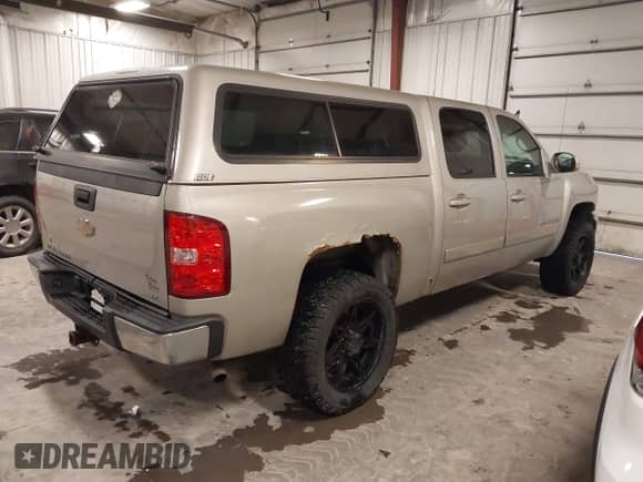2007 Chevrolet Silverado 1500 1LT z VIN 3GCEK13307G545178, wystawiony jako IAAI lot #41364329 z przebiegiem 241 256 mil mil oraz . Historia ofert i sprzedaży dostępna na DreamBid. Obrazek 4.