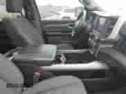 2020 Ram 1500 Lone Star z VIN 1C6SRFFT5LN184997, wystawiony jako IAAI lot #42310591 z przebiegiem 81 155 mil mil oraz . Historia ofert i sprzedaży dostępna na DreamBid. Obrazek 5.