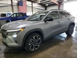 2024 Chevrolet Trax 2RS с VIN KL77LJE23RC199849, выставлен на аукционе Copart как лот 80202825 с пробегом 29 656 миль миль и Списание • Salvage title. История ставок и продаж доступна на DreamBid. Изображение 1.