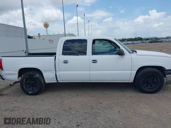 2005 Chevrolet Silverado 1500 LS с VIN 2GCEC13T351239322, выставлен на аукционе IAAI как лот 42450946 с пробегом Не указан миль и . История ставок и продаж доступна на DreamBid. Изображение 12.
