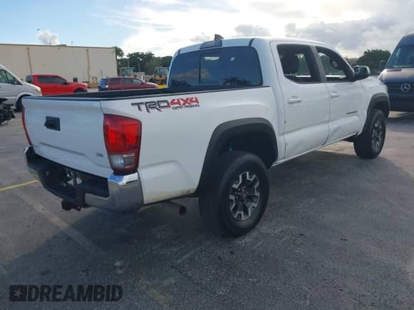 2017 Toyota Tacoma SR5 z VIN 5TFCZ5AN9HX062140, wystawiony jako IAAI lot #43557897 z przebiegiem 172 119 mil mil oraz . Historia ofert i sprzedaży dostępna na DreamBid. Obrazek 4.