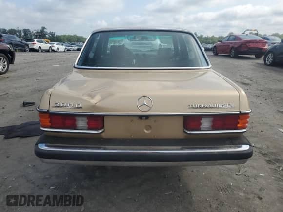 1985 Mercedes-Benz 300 с VIN WDBAB33C1FA256865, выставлен на аукционе Copart как лот 63282705 с пробегом 132 719 миль миль и Списание • Salvage title. История ставок и продаж доступна на DreamBid. Изображение 6.