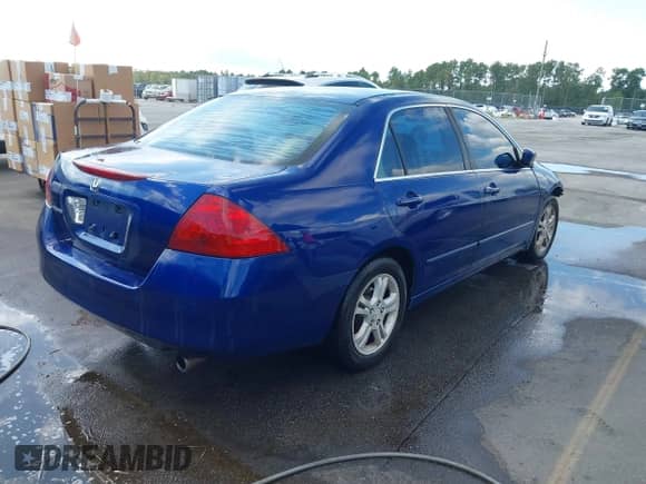 2007 Honda Accord EX z VIN 1HGCM56717A105056, wystawiony jako IAAI lot #43201043 z przebiegiem 236 925 mil mil oraz . Historia ofert i sprzedaży dostępna na DreamBid. Obrazek 4.